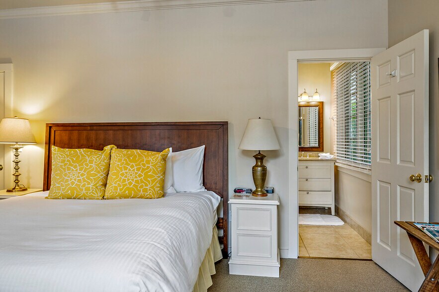 More Photos Of 240 E California St, Jacksonville Hotel For Sale