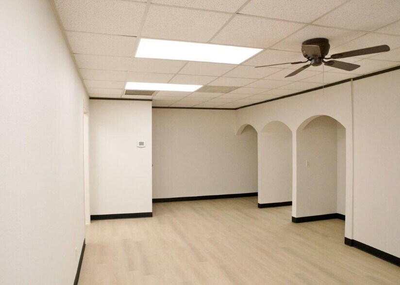 More Photos Of 9818 Whithorn Dr, Houston Office For Sale