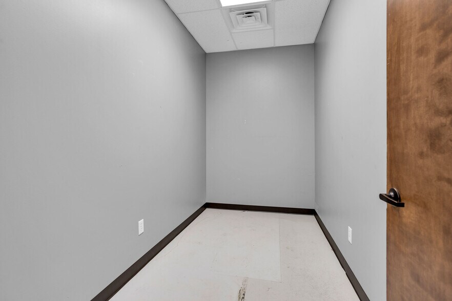 More Photos Of 2418 N Frazier, Conroe Warehouse For Lease