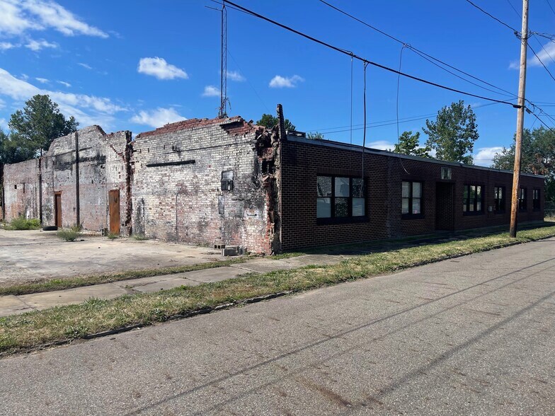 More Photos Of 2318 13th St NE, Canton Office For Sale