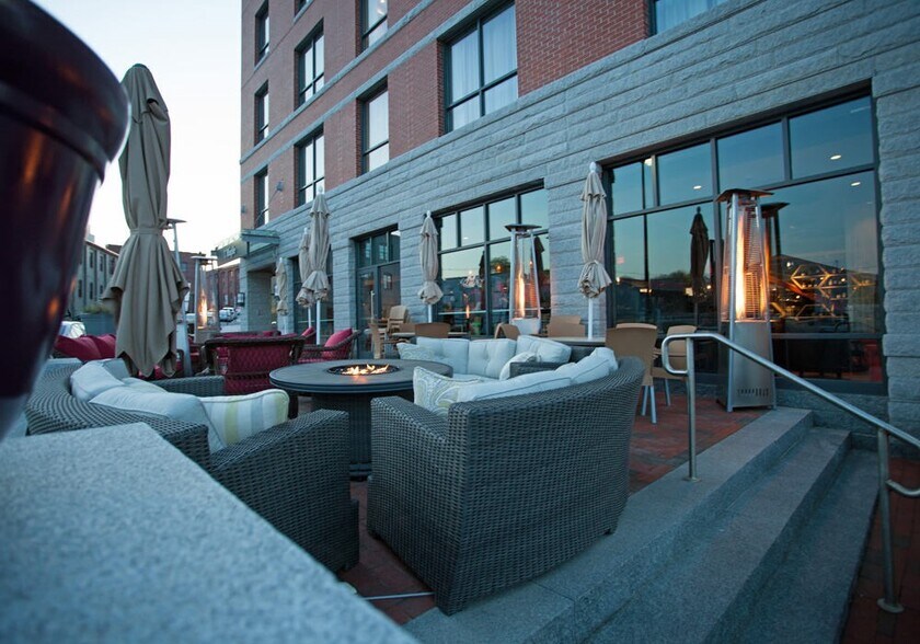 More Photos Of 327 Commercial St, Portland Hotel For Lease