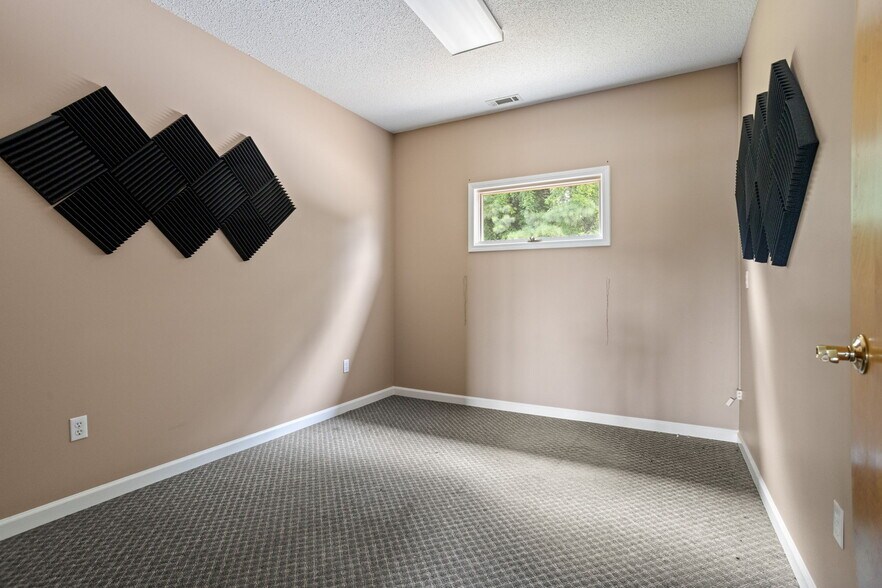 More Photos Of 735 N Townville St, Seneca Medical For Sale