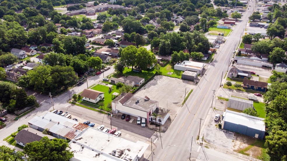 More Photos Of 200 E Texas Ave, Baytown Freestanding For Lease