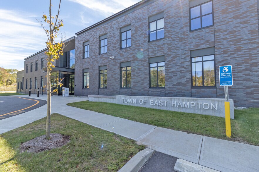 More Photos Of 11 Edgewater Cir, East Hampton Office For Lease