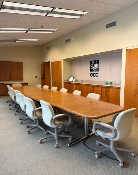 More Photos Of 5201 Tampa West Blvd, Tampa Flex For Lease