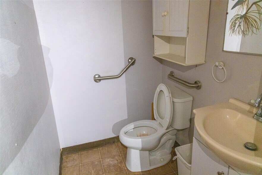 More Photos Of 1006 Halsell St, Bridgeport Flex For Sale