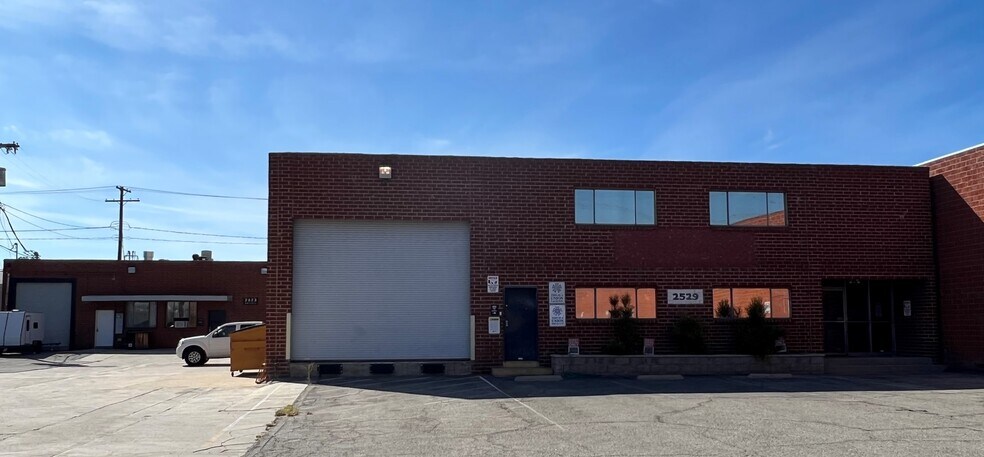 More Photos Of 2523-2529 N Ontario St, Burbank Service For Lease