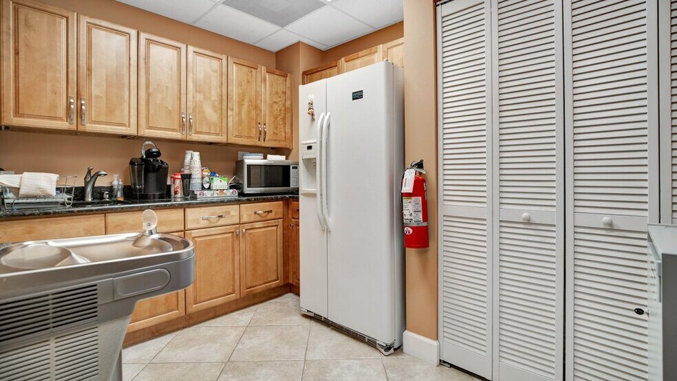 More Photos Of 260 Lookout Pl, Maitland Medical For Sale