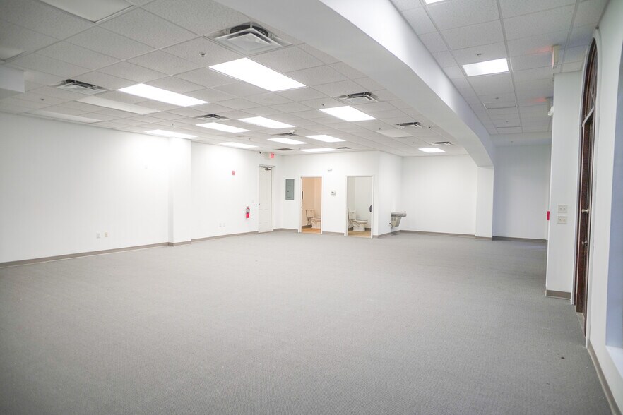 More Photos Of 325 NW 14th St, Gainesville General Retail For Lease