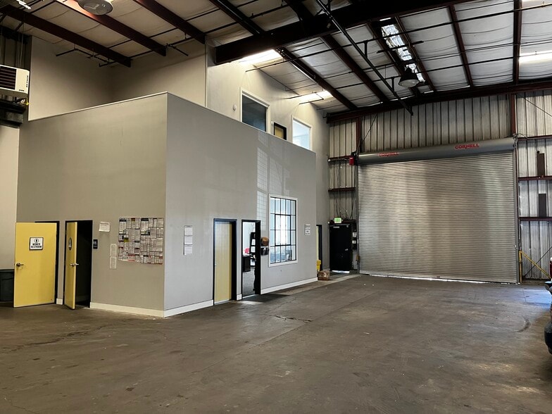 More Photos Of 3100 E 10th St, Oakland Warehouse For Lease