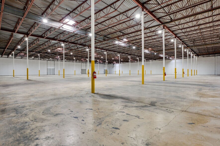 More Photos Of 2205-2215 E Pioneer Dr, Irving Manufacturing For Lease