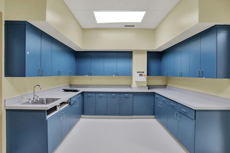 More Photos Of 711 W Gardner Dr, Marion Medical For Sale