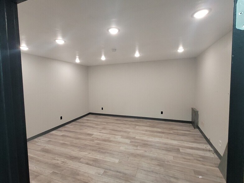 More Photos Of N96W15504-N96W15508 County Line Rd, Germantown Flex For Lease