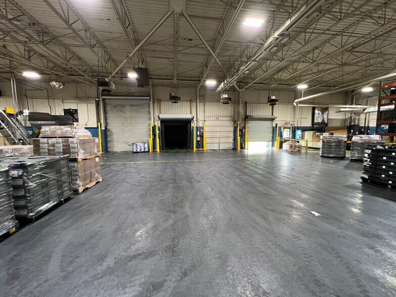 More Photos Of 1641 Thompson Rd, Hartselle Manufacturing For Sale