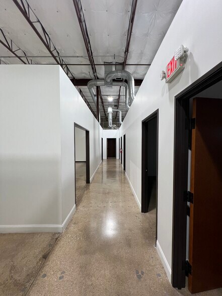 More Photos Of 10939 Shady Trl, Dallas Distribution For Lease