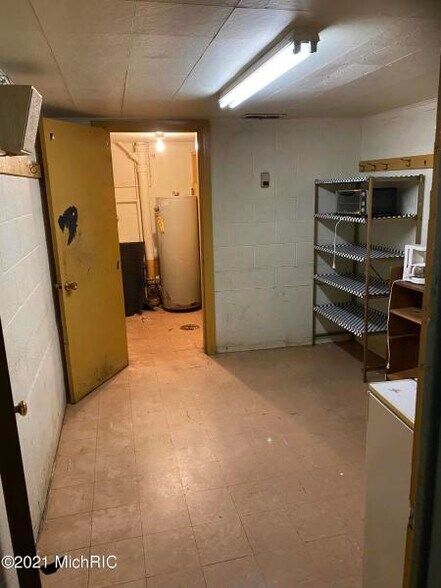 More Photos Of 113 Cypress St, Manistee Freestanding For Lease