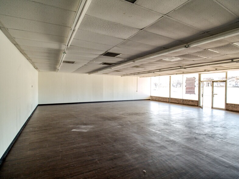 More Photos Of 2000 N MacArthur Blvd, Oklahoma City Storefront Retail Residential For Sale