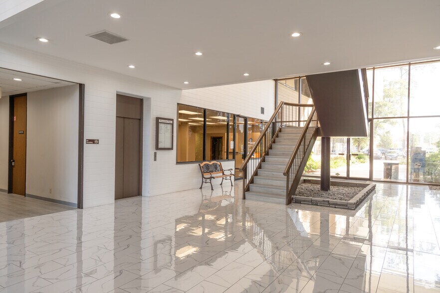 More Photos Of 333 N Rivershire Dr, Conroe Office For Lease