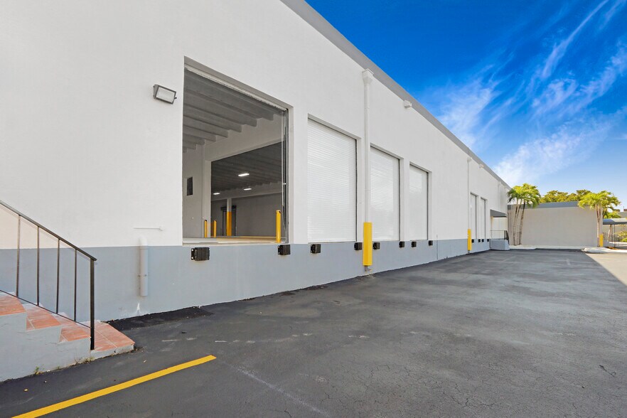 More Photos Of 1730 W 38th Pl, Hialeah Manufacturing For Lease