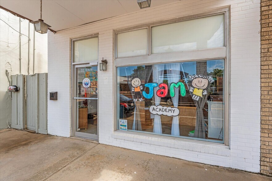 More Photos Of 313 E Main St, Humble Storefront Retail Office For Lease