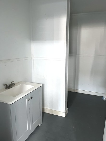 More Photos Of 702 Experiment St, Griffin Storefront Retail Office For Sale
