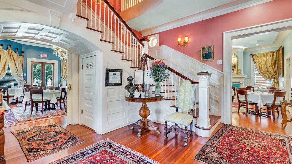 More Photos Of 119 E 37th St, Savannah Restaurant For Sale