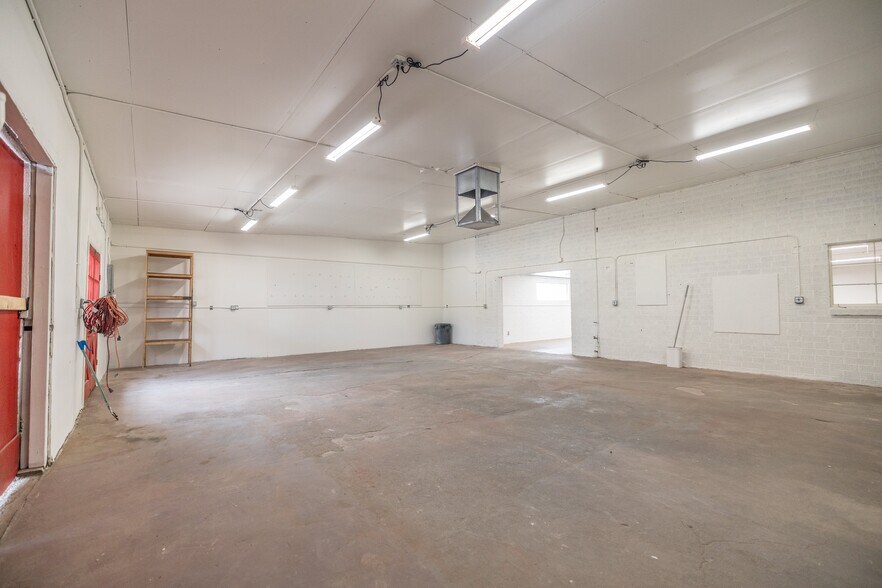 More Photos Of 2423 W Campbell Ave, Phoenix Warehouse For Lease