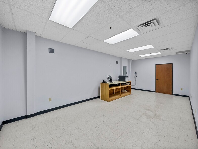 More Photos Of 10 Regency Dr, Wylie Light Distribution For Lease