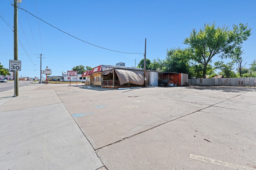 More Photos Of 313 W Cameron Ave, Rockdale Freestanding For Sale