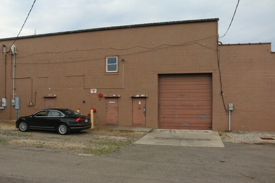 More Photos Of 245 S Watt St, Chillicothe Warehouse For Lease