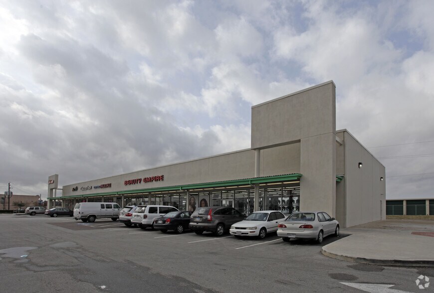 More Photos Of 10100 Beechnut St, Houston Freestanding For Lease