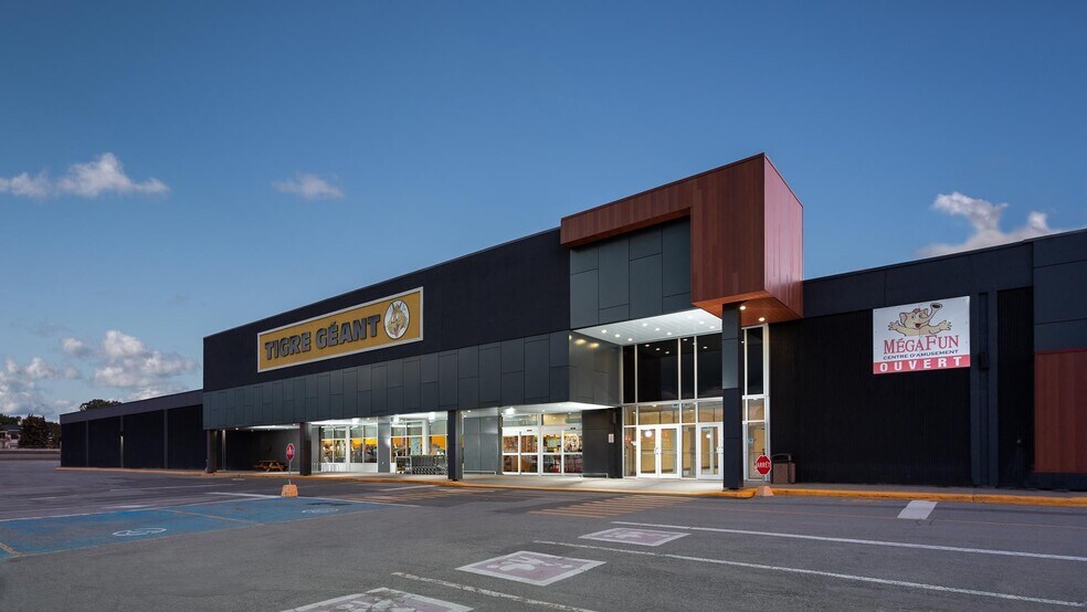 More Photos Of 705 Av Du Pont N, Alma General Retail For Lease