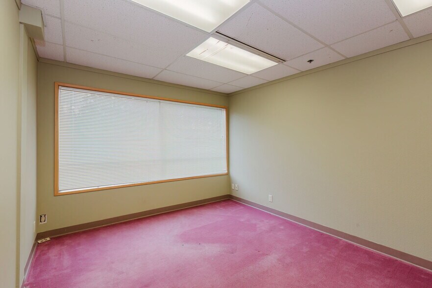 More Photos Of 1040 NE Hostmark St, Poulsbo Office For Sale