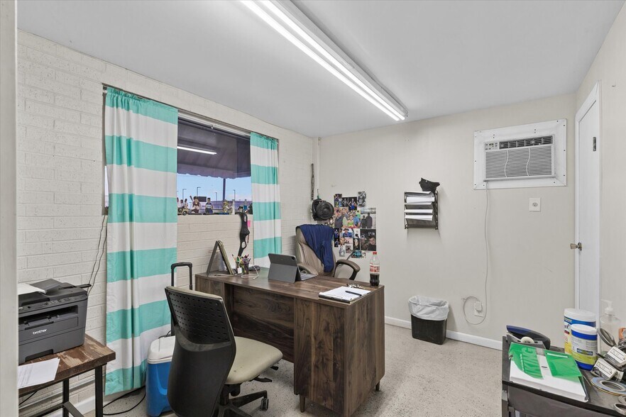 More Photos Of 2305 N Main St, Cleburne Flex For Sale