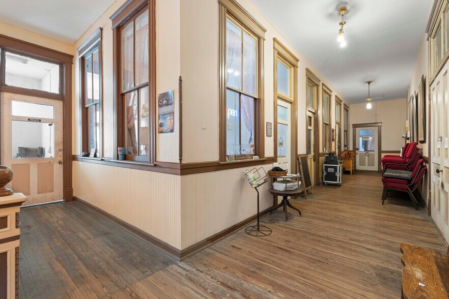More Photos Of 106 W Oak St, Arcadia Storefront For Sale