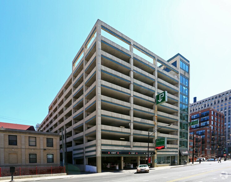 More Photos Of 437 N Orleans St, Chicago Parking Garage For Lease
