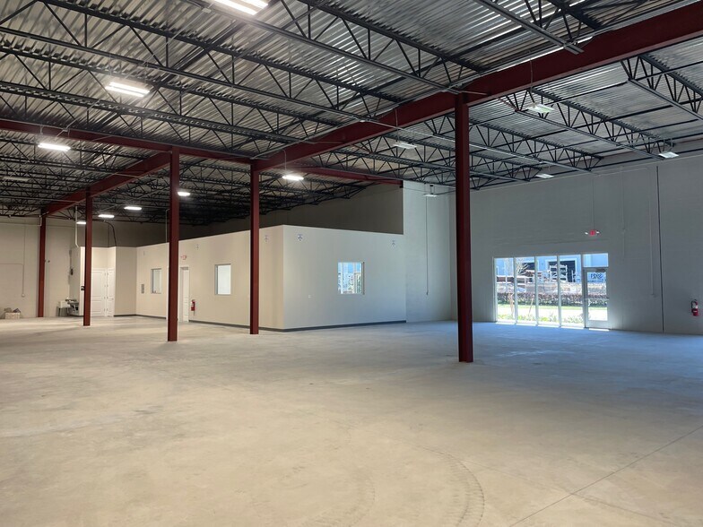 More Photos Of 3931 SE Commerce Ave, Stuart Warehouse For Lease