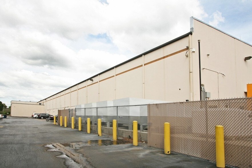 More Photos Of 440 W Kennedy Blvd, Orlando Industrial For Lease