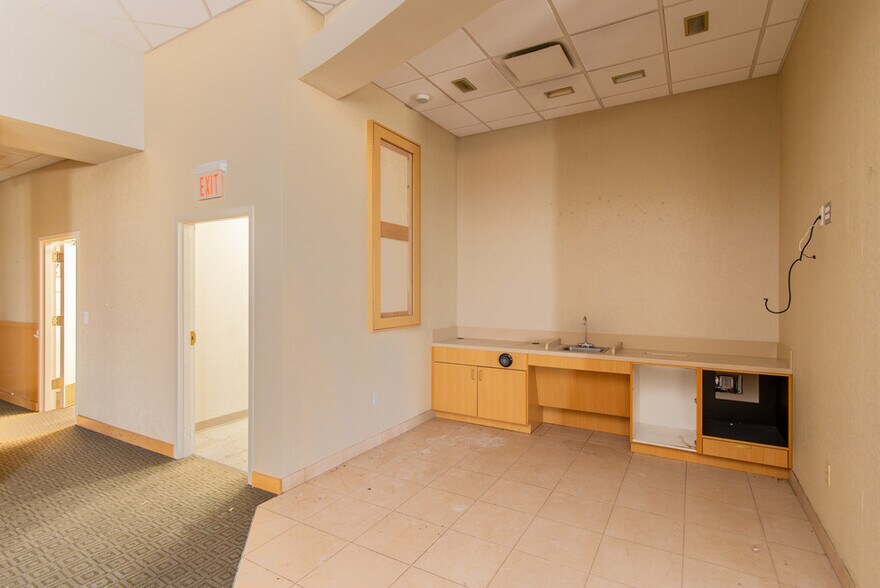 More Photos Of 451 W 14 Mile Rd, Madison Heights Freestanding For Sale