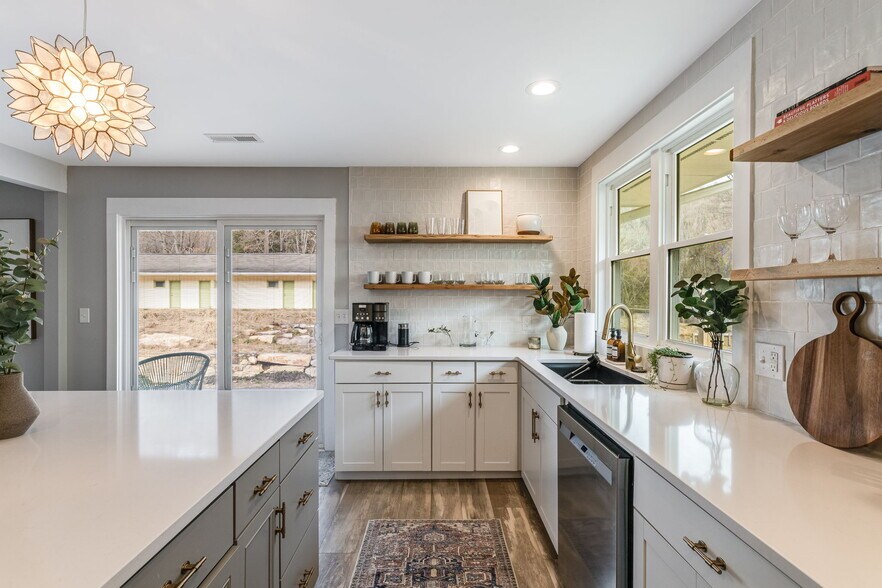 More Photos Of 4102 Soco Rd, Maggie Valley Hotel For Sale