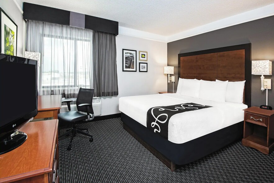 More Photos Of 5215 Interstate 10 E, Baytown Hotel For Sale