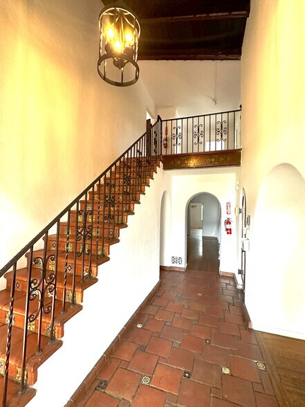 More Photos Of 10623 Riverside Dr, North Hollywood Office For Lease