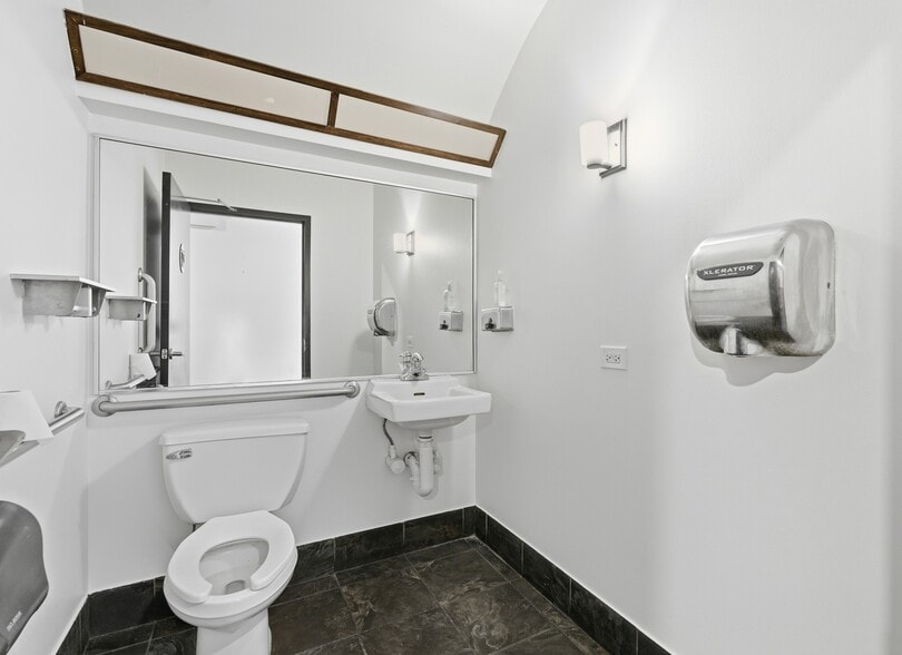 More Photos Of 1023 W Lake St, Chicago General Retail For Lease