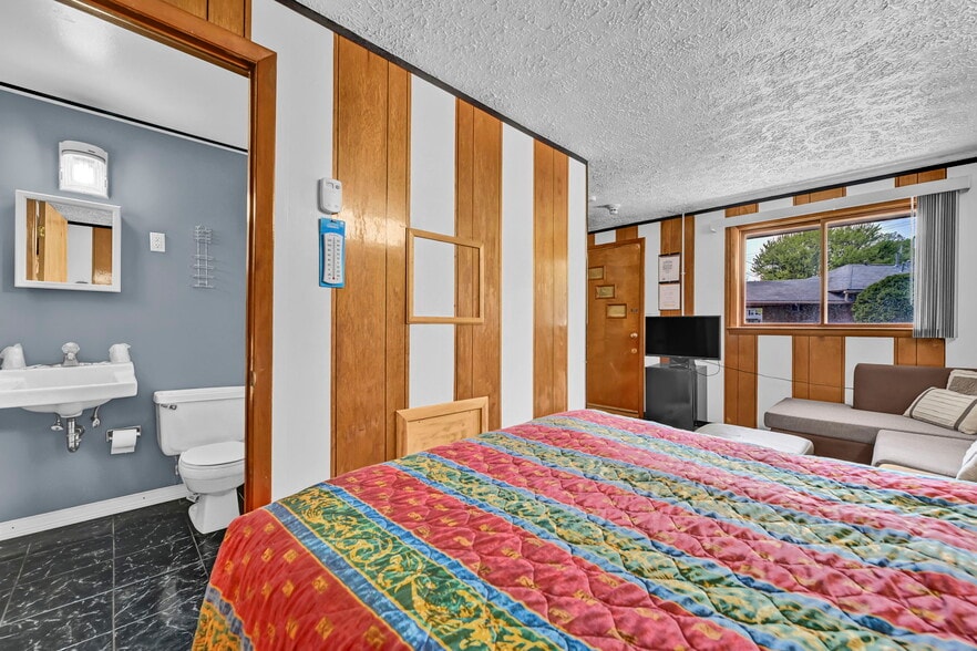 More Photos Of 44077 Oberlin Elyria Rd, Oberlin Hotel For Sale