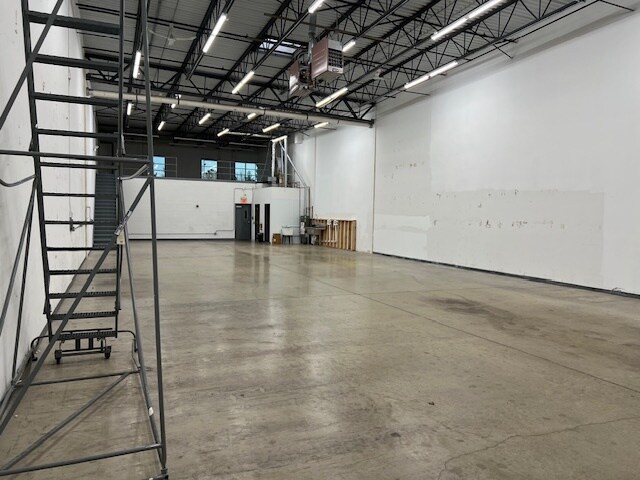More Photos Of 2760 Beverly Dr, Aurora Warehouse For Lease