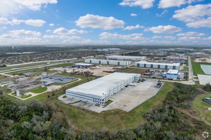 More Photos Of 1203 Thompson Park Dr, Baytown Distribution For Lease