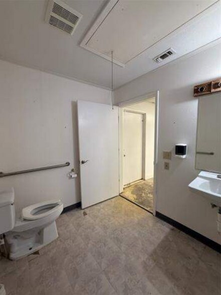 More Photos Of 101 E 3rd St, Burkburnett Office For Sale