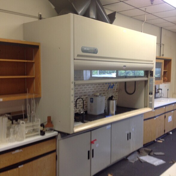 More Photos Of 193 Marsh Hill Rd, Orange Light Manufacturing For Lease