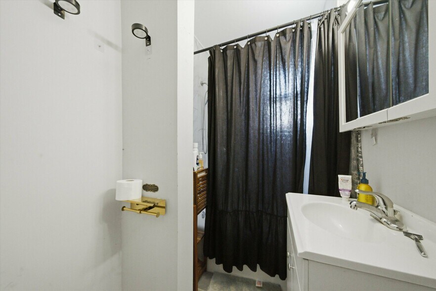 More Photos Of 905 W Fletcher St, Chicago Apartments For Sale