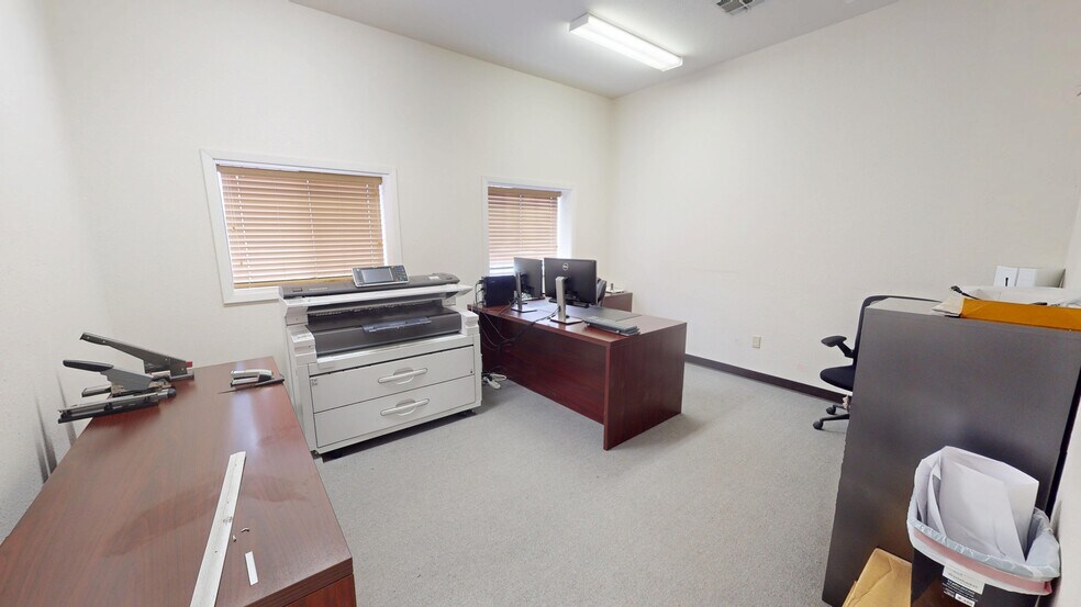 More Photos Of 2320 Patterson Industrial Blvd, Pflugerville Warehouse For Sale